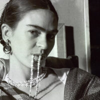 La historia de la legendaria artista mexicana Frida Kahlo captura fidedignamente su vida y desafíos en el nuevo documental FRIDA de Amazon MGM Studios